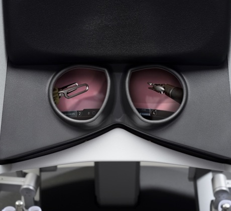 da vinci surgeon console viewer with instruments (1)